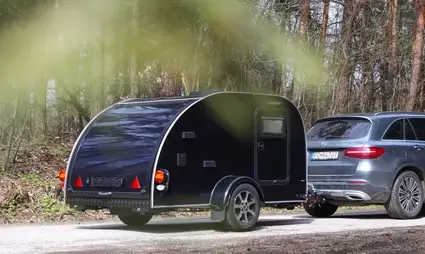 cierny karavan
